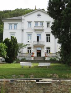 Yoga für den guten Zweck in der Villa Sachsen, Bingen.